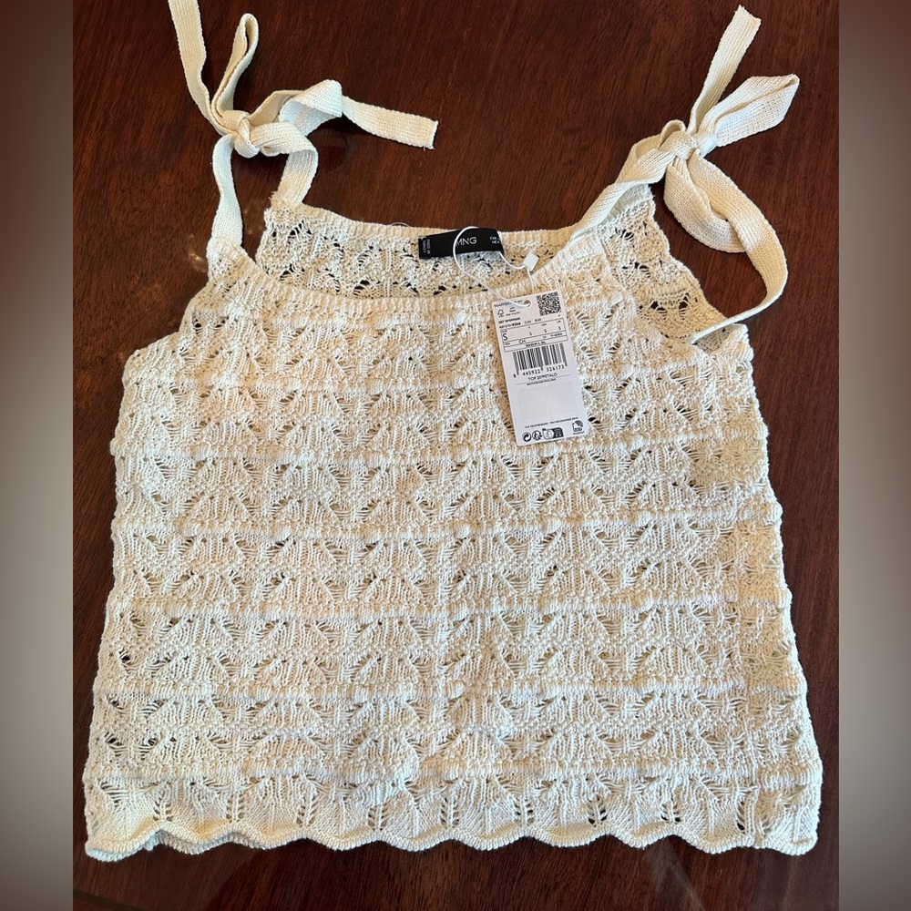 Brand NWT. Size small Mango crochet top.
